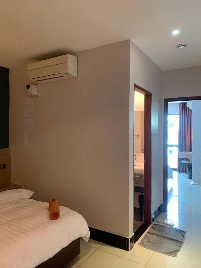 The Room Hotel Miri Exterior photo