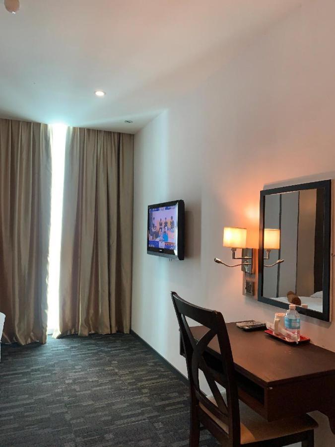 The Room Hotel Miri Exterior photo