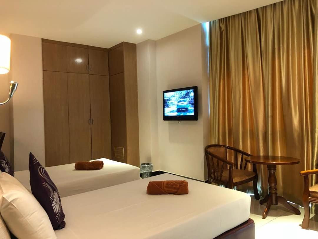 The Room Hotel Miri Exterior photo