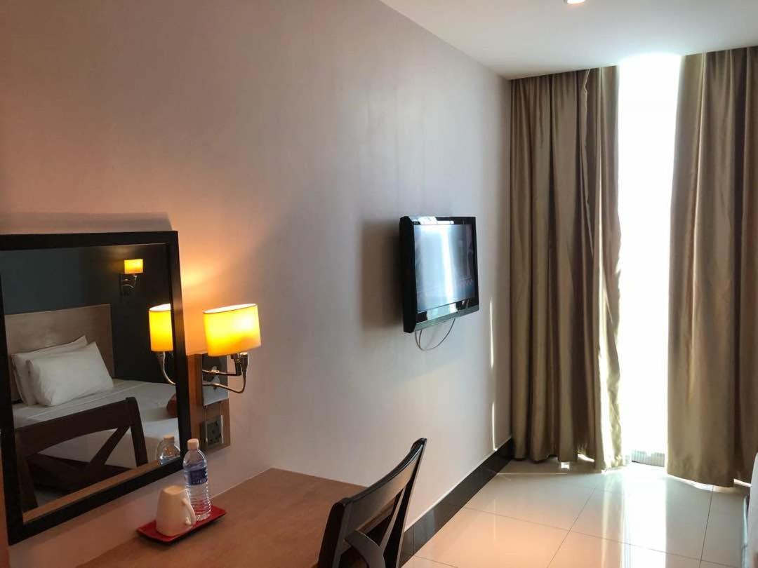 The Room Hotel Miri Room photo